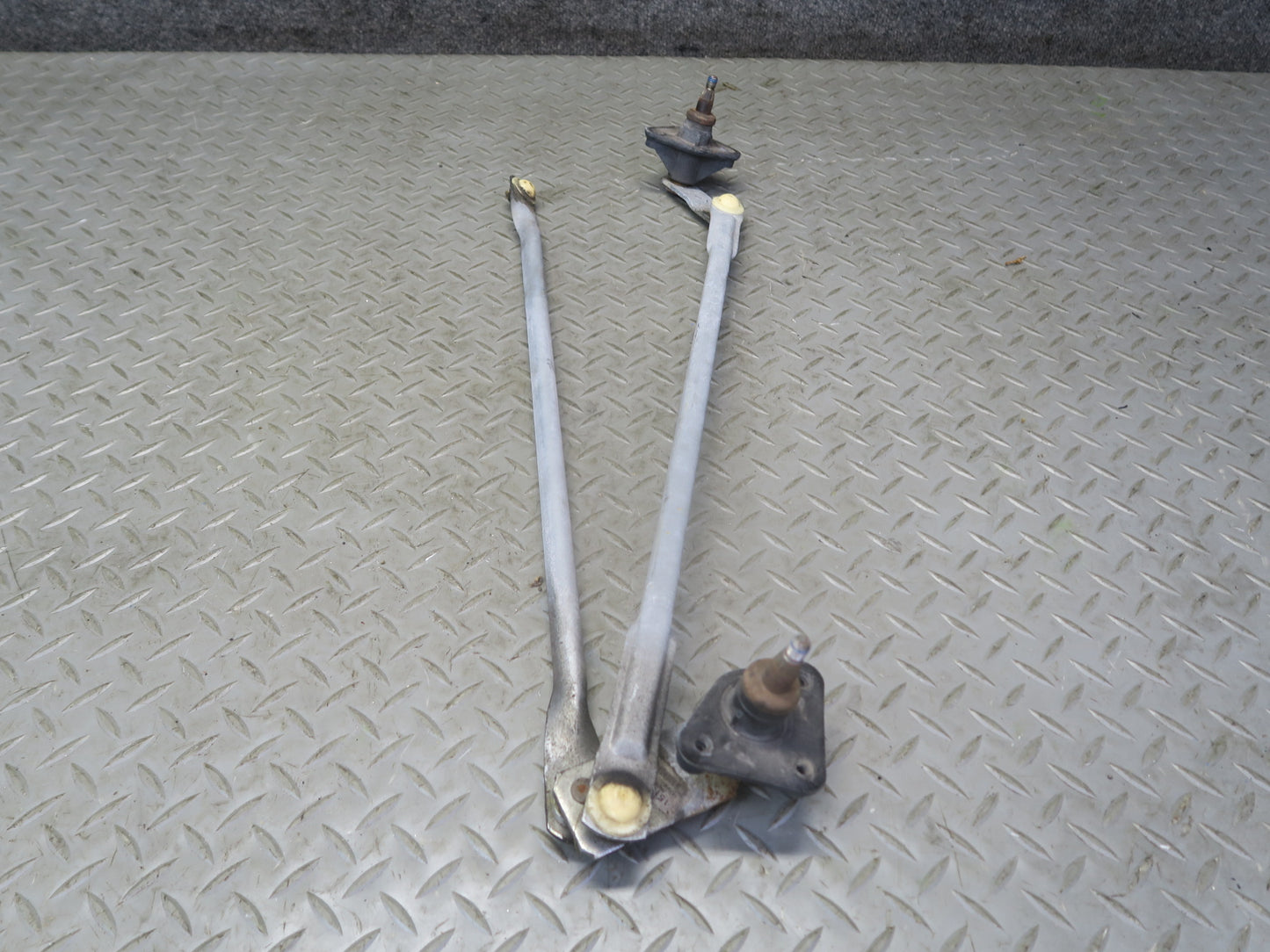 03-06 Chevrolet SSR Front Windshield Wiper Transmission Linkage w Motor OEM