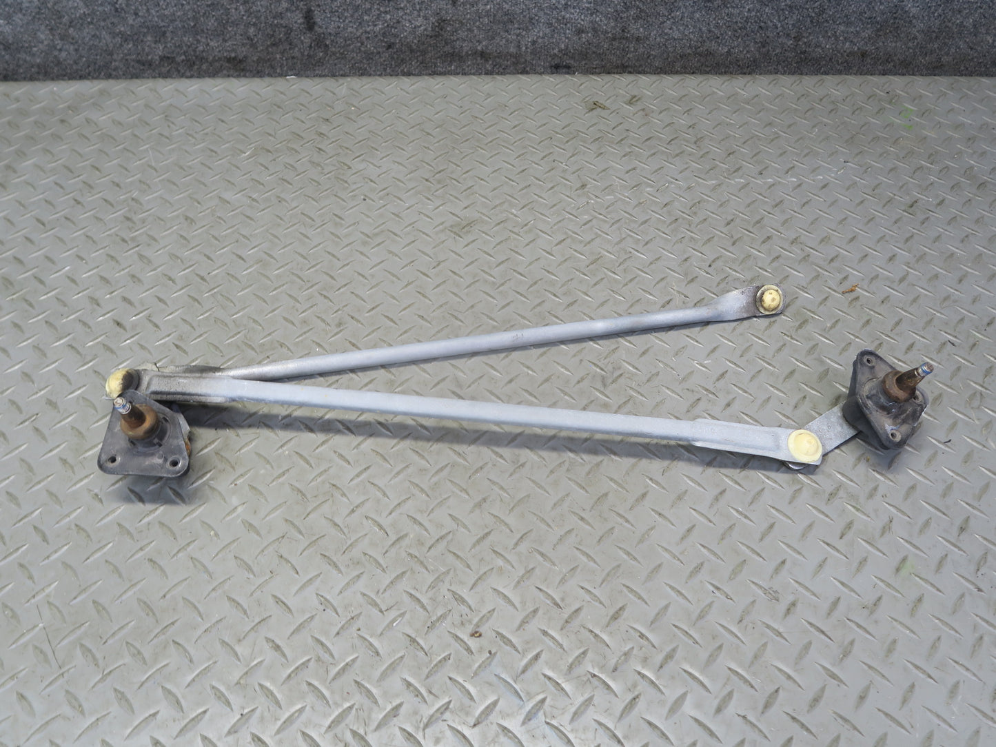 03-06 Chevrolet SSR Front Windshield Wiper Transmission Linkage w Motor OEM