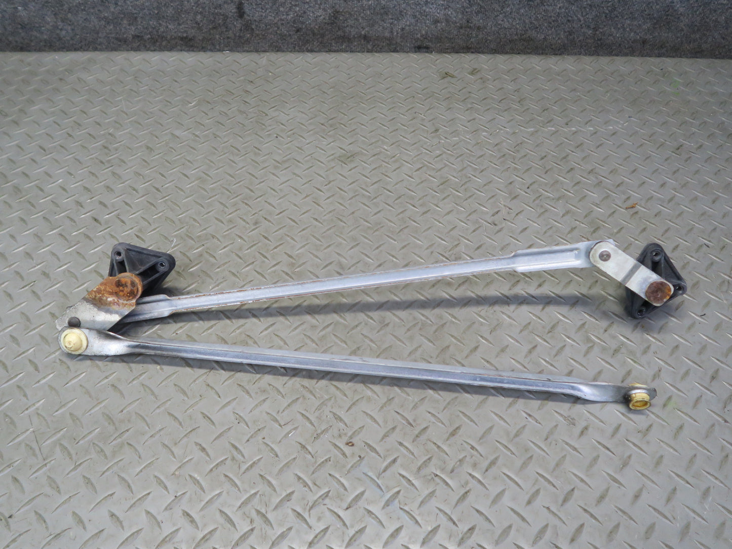 03-06 Chevrolet SSR Front Windshield Wiper Transmission Linkage w Motor OEM