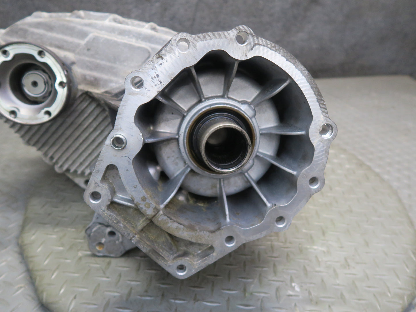2008-2010 Porsche Cayenne 957 Turbo A/T Transfer Case Box 0AD341041H 102k Miles