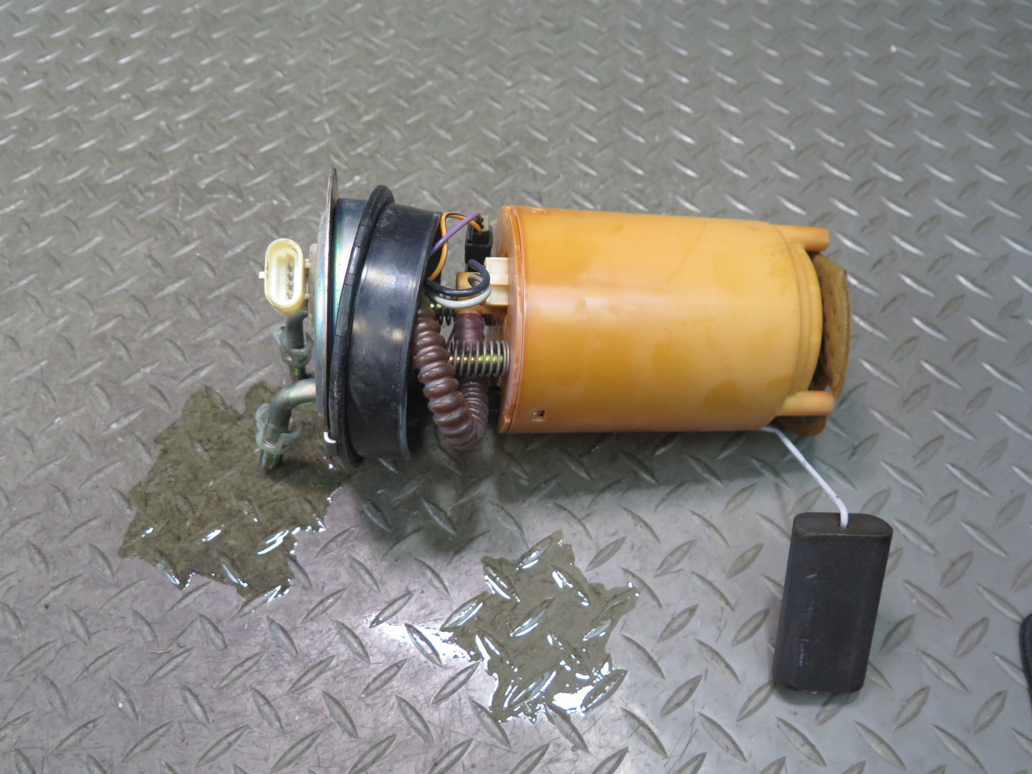 03-04 Chevrolet SSR 5.3L Fuel Gas Pump Sending Unit 15050444 OEM