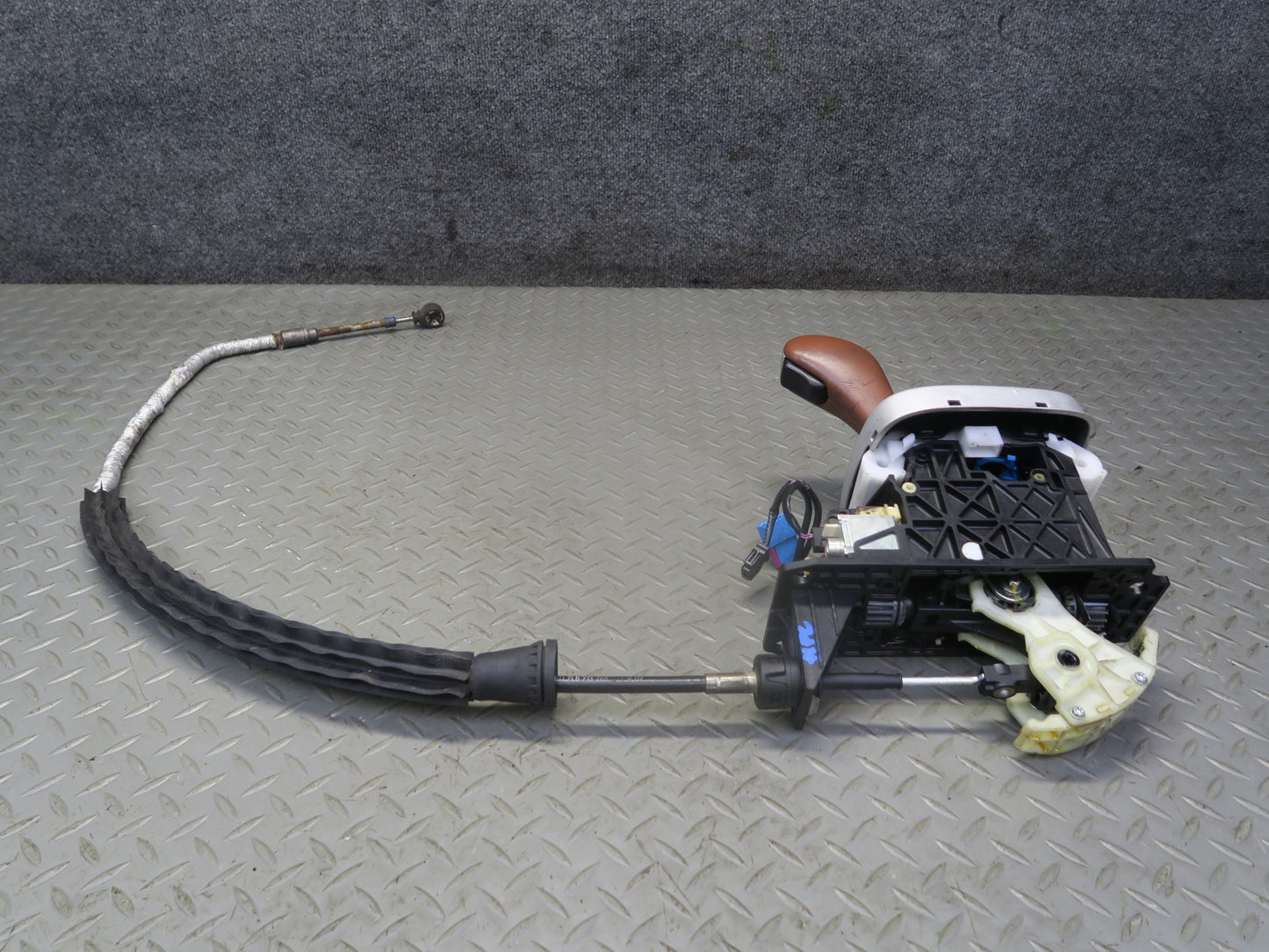 2008-2010 Porsche Cayenne 957 A/T Automatic Transmission Shifter w Cable