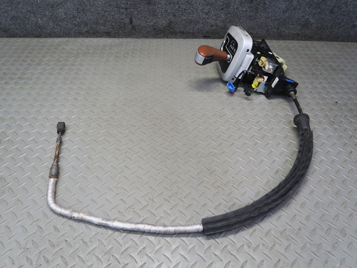 2008-2010 Porsche Cayenne 957 A/T Automatic Transmission Shifter w Cable
