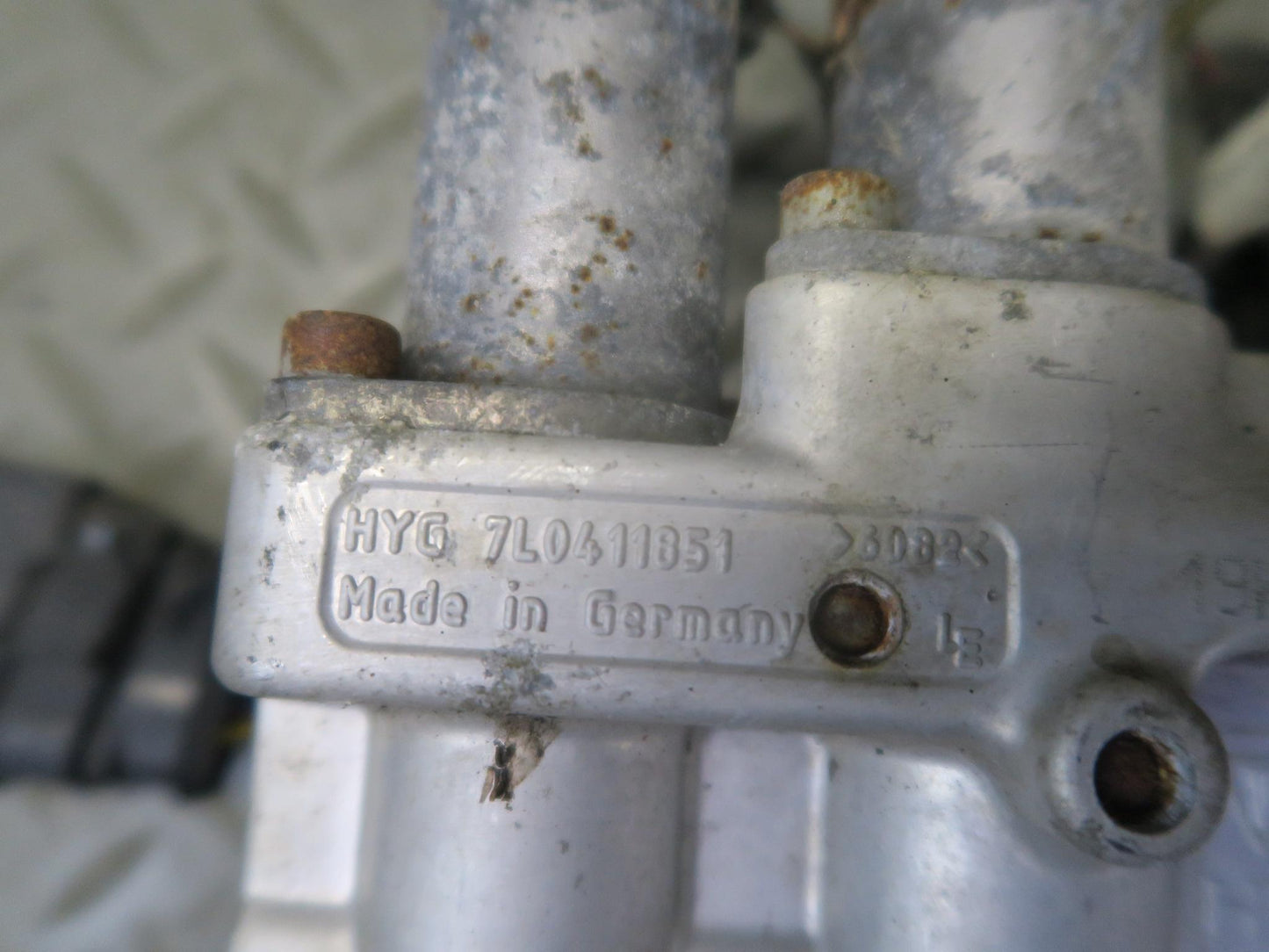 2008-2010 Porsche Cayenne 957 Air Suspension Hydraulic Valve Block 7L0411851