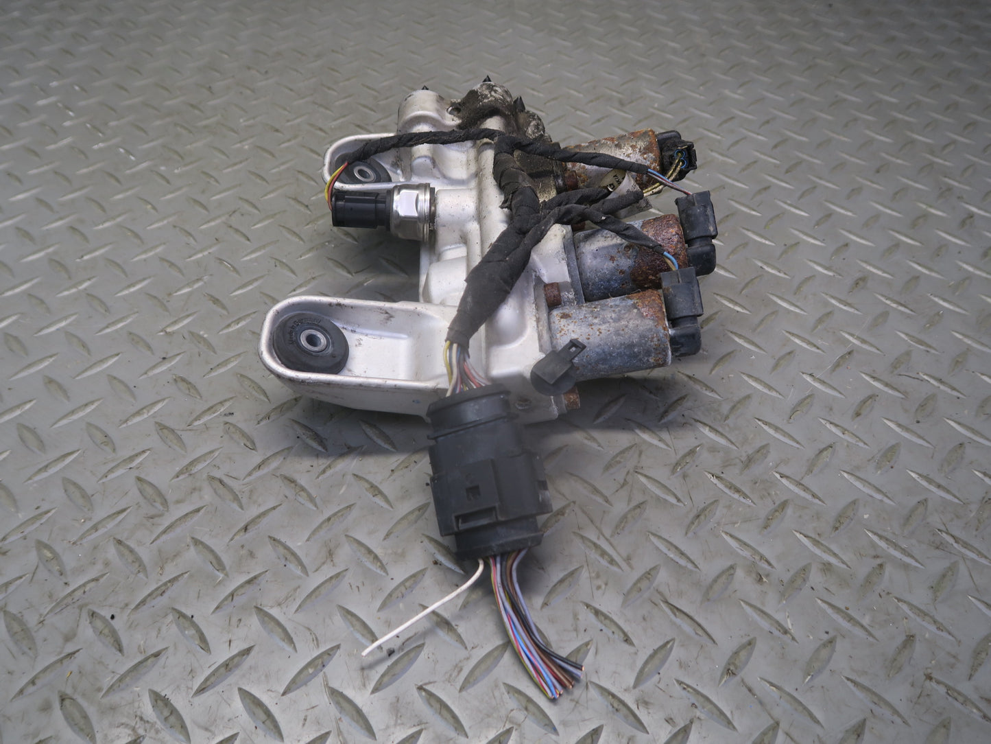 2008-2010 Porsche Cayenne 957 Air Suspension Hydraulic Valve Block 7L0411851