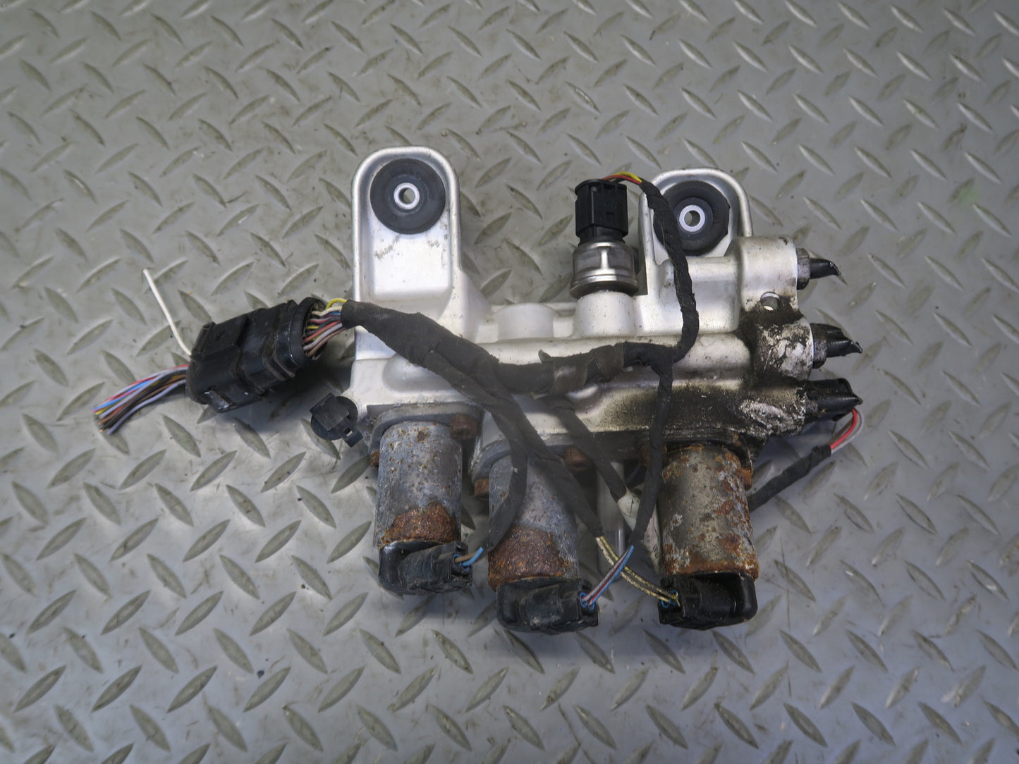2008-2010 Porsche Cayenne 957 Air Suspension Hydraulic Valve Block 7L0411851