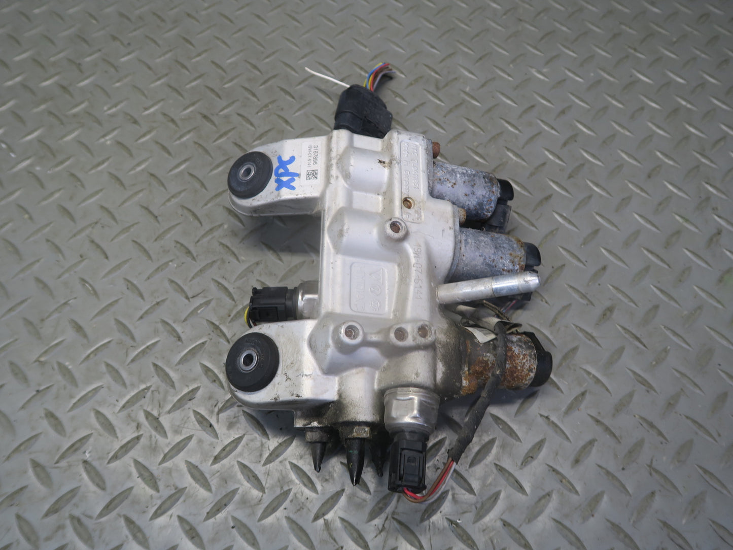 2008-2010 Porsche Cayenne 957 Air Suspension Hydraulic Valve Block 7L0411851