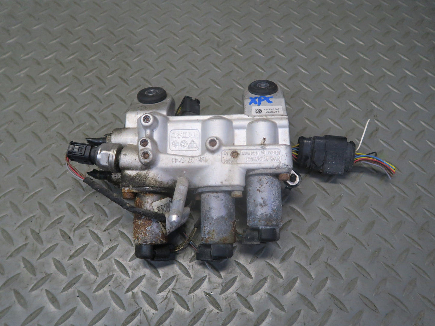 2008-2010 Porsche Cayenne 957 Air Suspension Hydraulic Valve Block 7L0411851