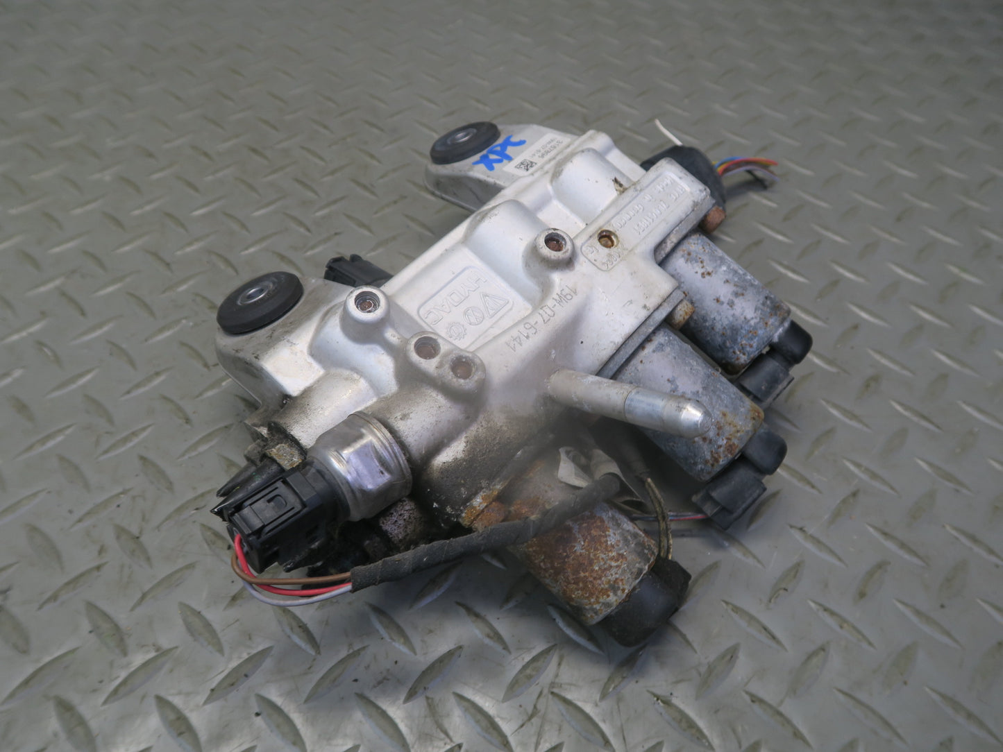 2008-2010 Porsche Cayenne 957 Air Suspension Hydraulic Valve Block 7L0411851