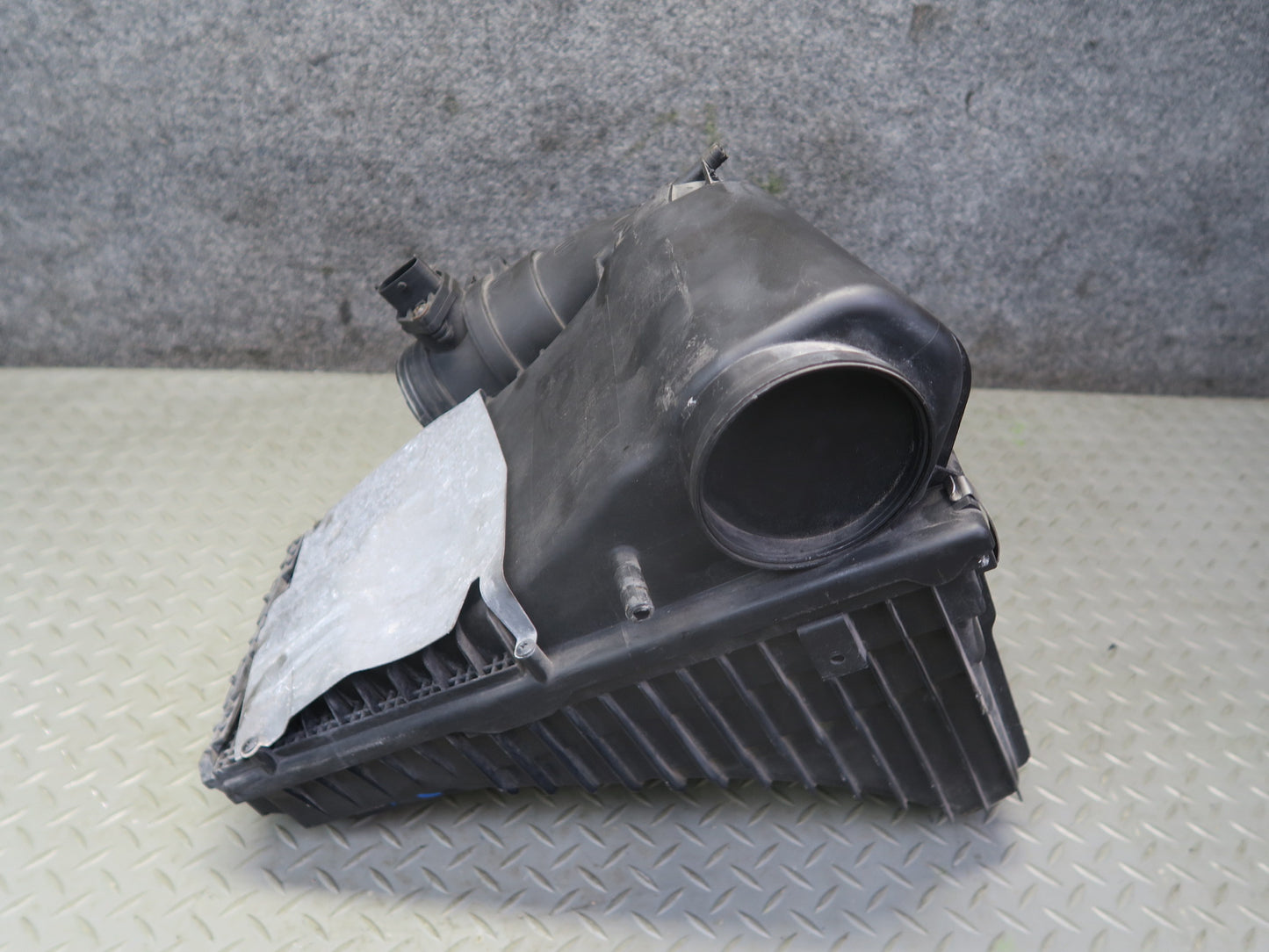 2008-2010 Porsche Cayenne 955 Turbo Right Air Intake Cleaner Filter Box w Sensor