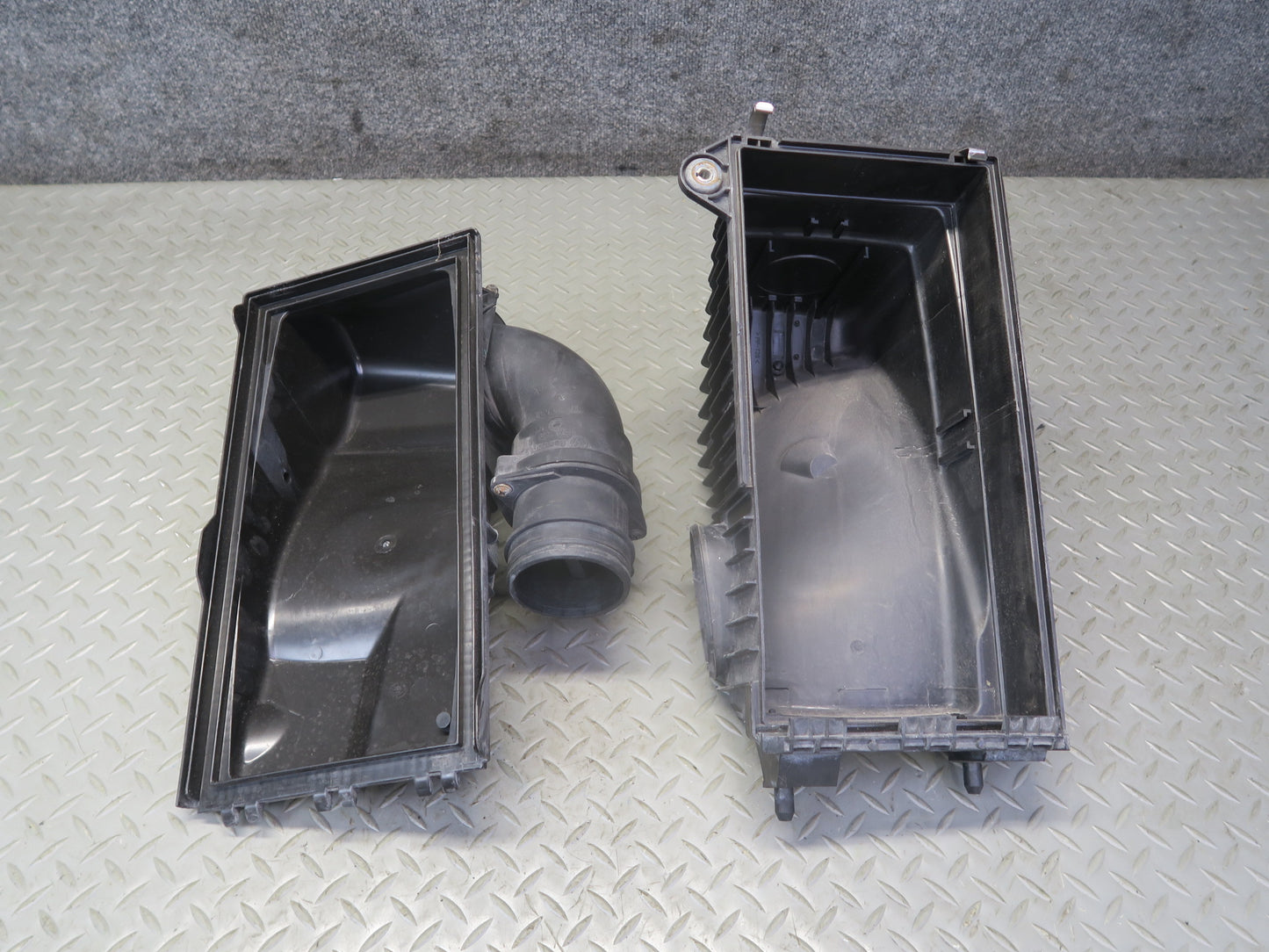 2008-2010 Porsche Cayenne 955 Turbo Right Air Intake Cleaner Filter Box w Sensor