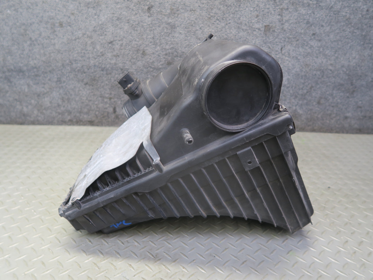 2008-2010 Porsche Cayenne 955 Turbo Right Air Intake Cleaner Filter Box w Sensor