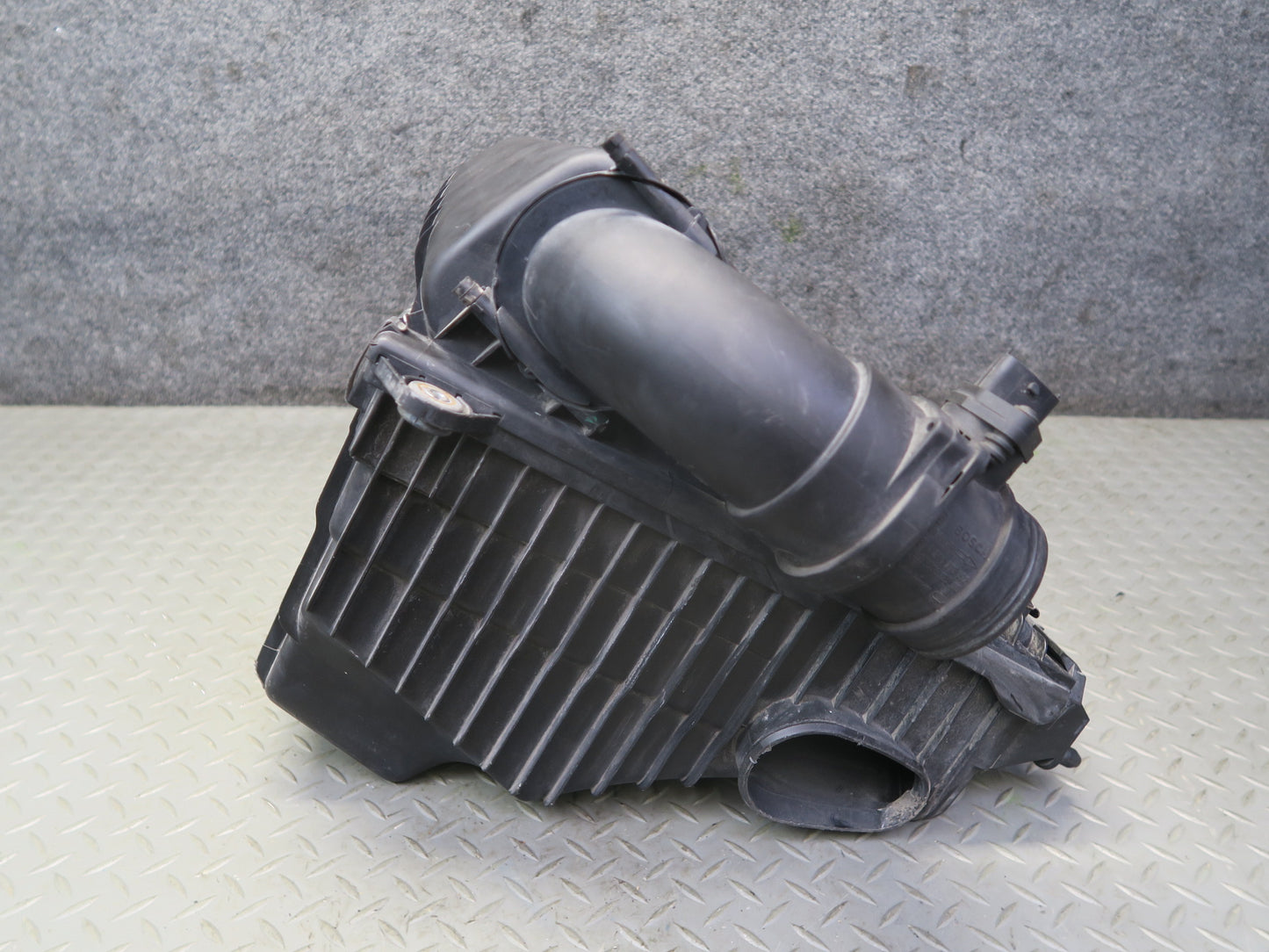 2008-2010 Porsche Cayenne 955 Turbo Right Air Intake Cleaner Filter Box w Sensor