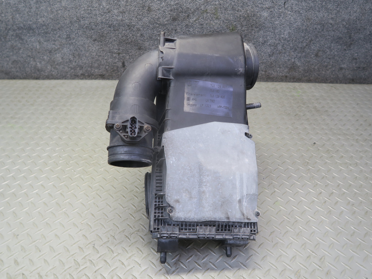 2008-2010 Porsche Cayenne 955 Turbo Right Air Intake Cleaner Filter Box w Sensor