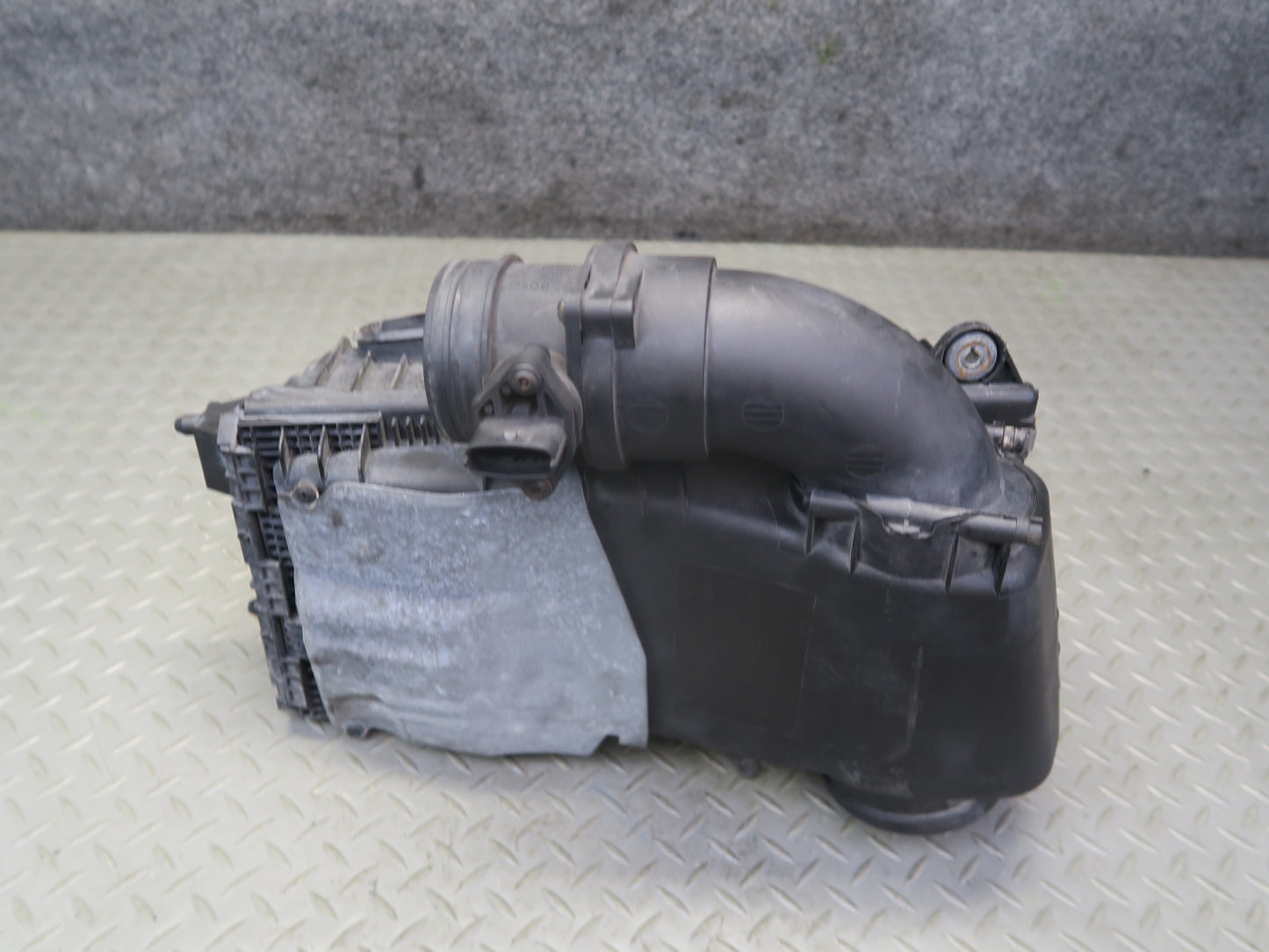 2008-2010 Porsche Cayenne 955 Turbo Right Air Intake Cleaner Filter Box w Sensor