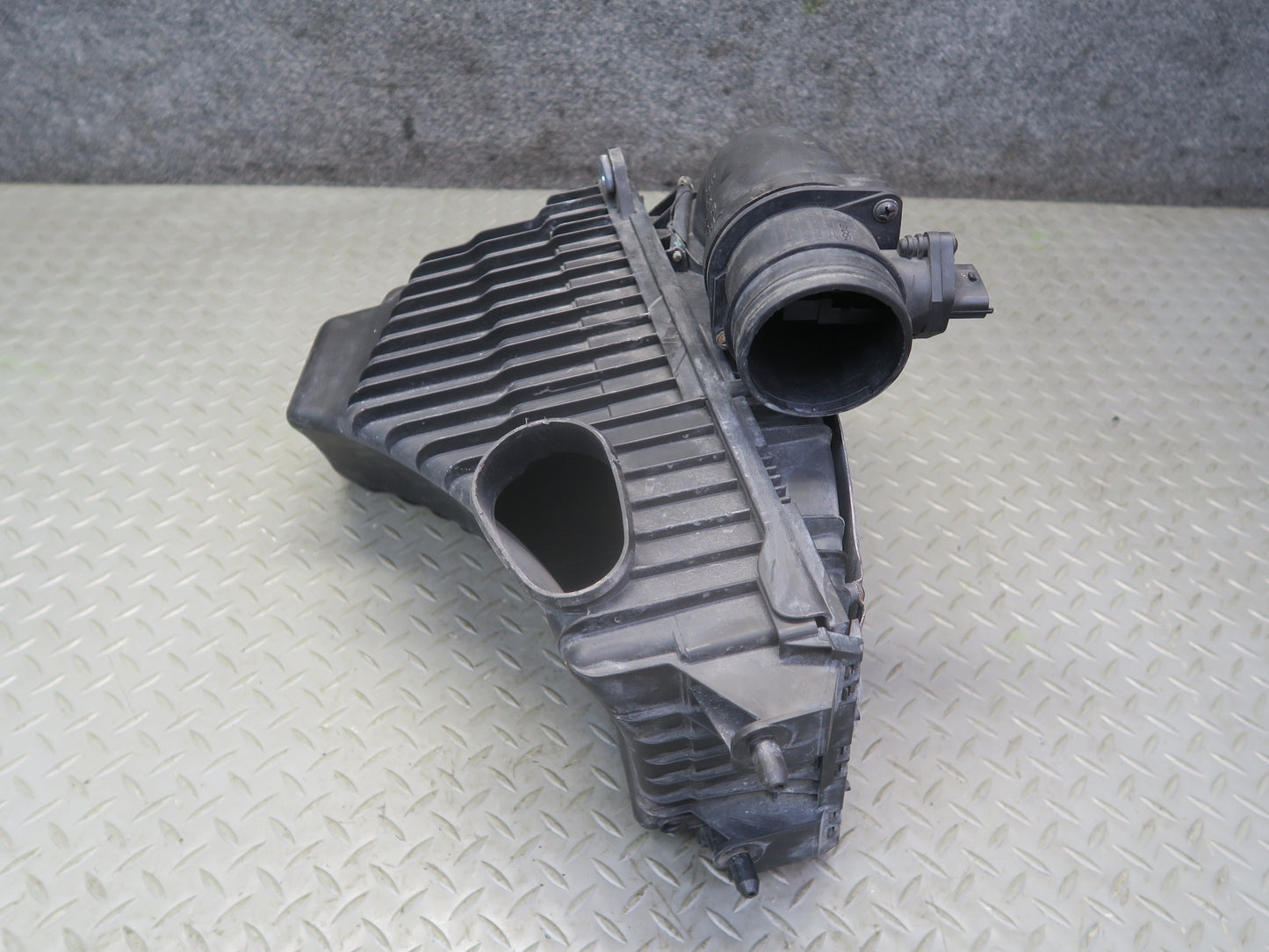 2008-2010 Porsche Cayenne 955 Turbo Right Air Intake Cleaner Filter Box w Sensor