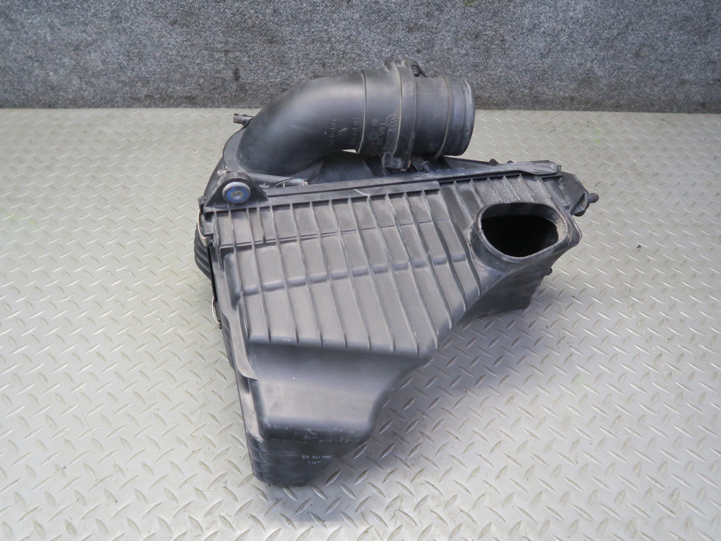 2008-2010 Porsche Cayenne 955 Turbo Right Air Intake Cleaner Filter Box w Sensor