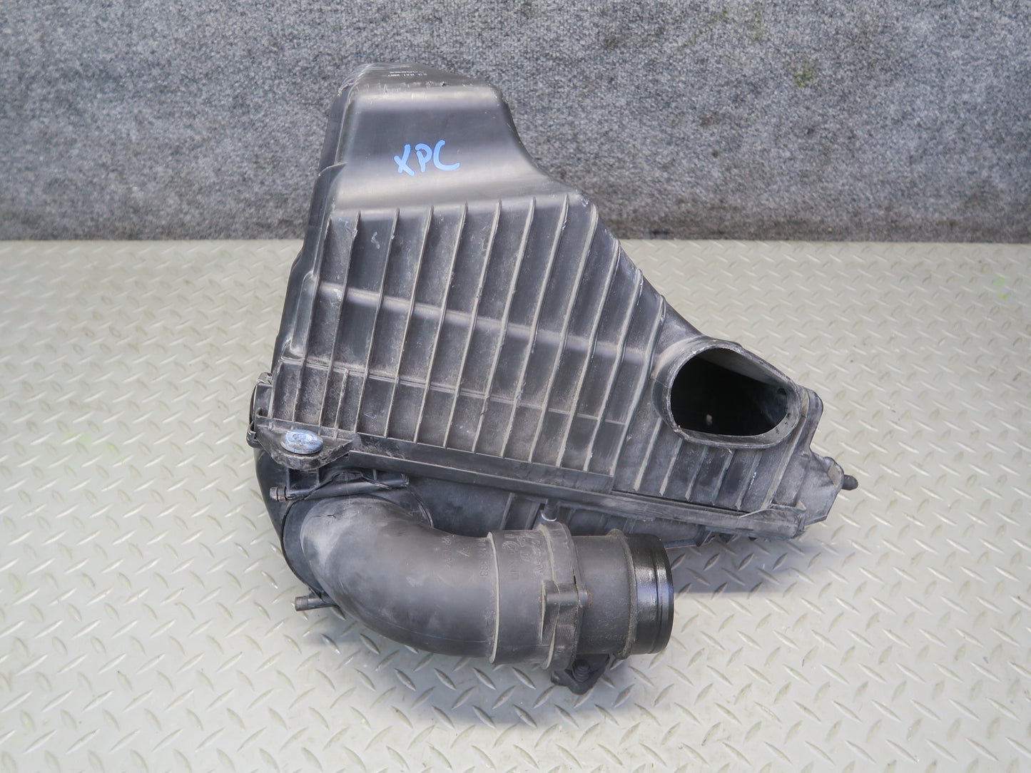 2008-2010 Porsche Cayenne 955 Turbo Left Air Intake Cleaner Filter Box w Sensor