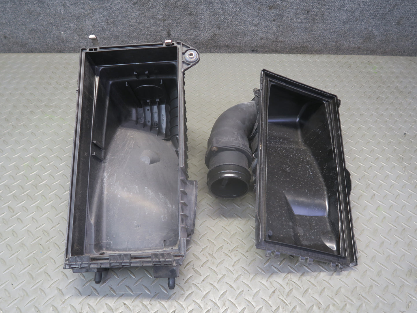 2008-2010 Porsche Cayenne 955 Turbo Left Air Intake Cleaner Filter Box w Sensor