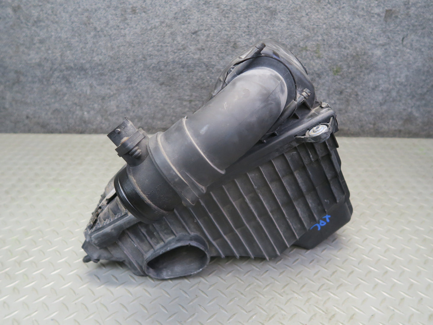 2008-2010 Porsche Cayenne 955 Turbo Left Air Intake Cleaner Filter Box w Sensor
