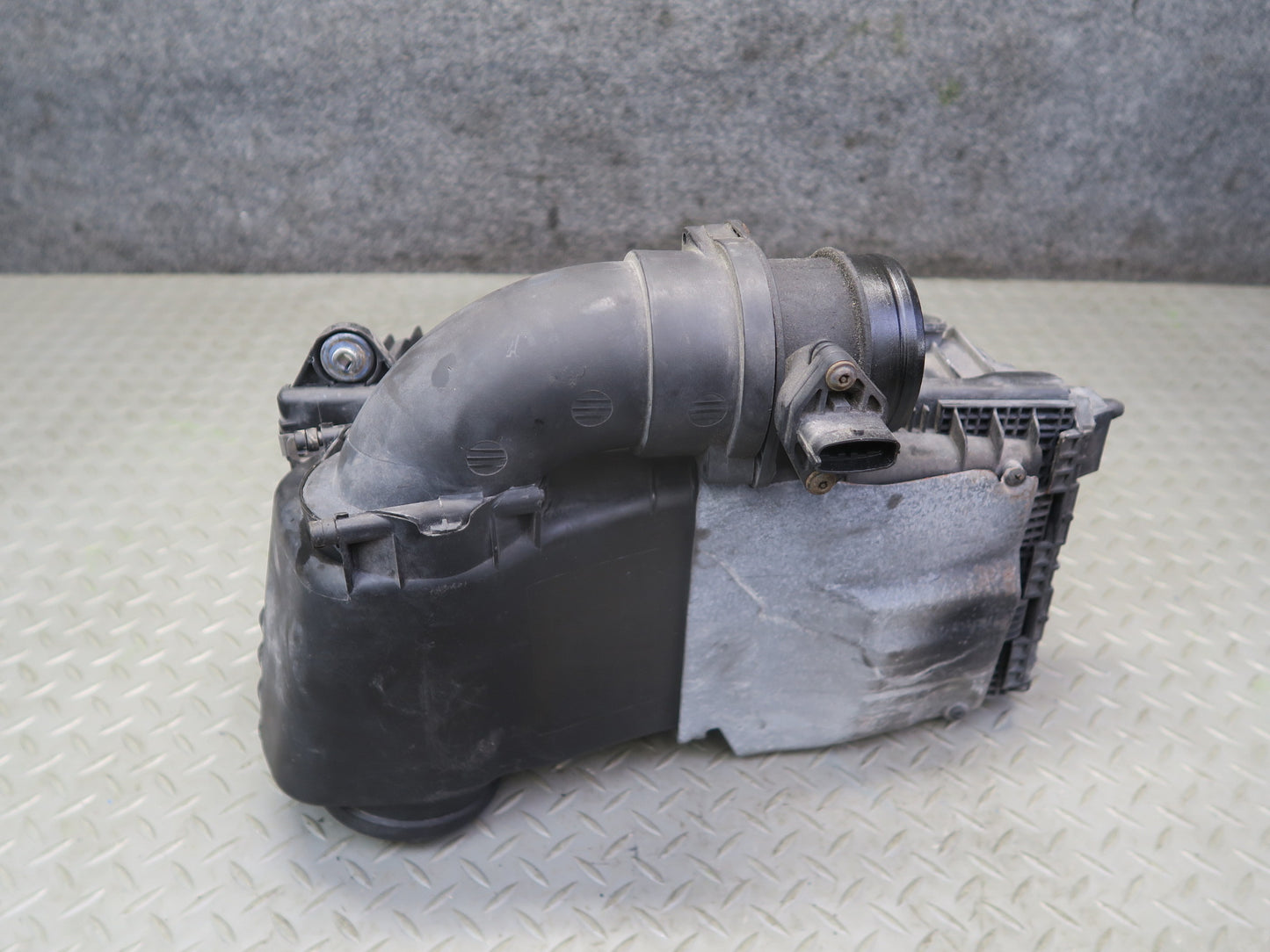 2008-2010 Porsche Cayenne 955 Turbo Left Air Intake Cleaner Filter Box w Sensor