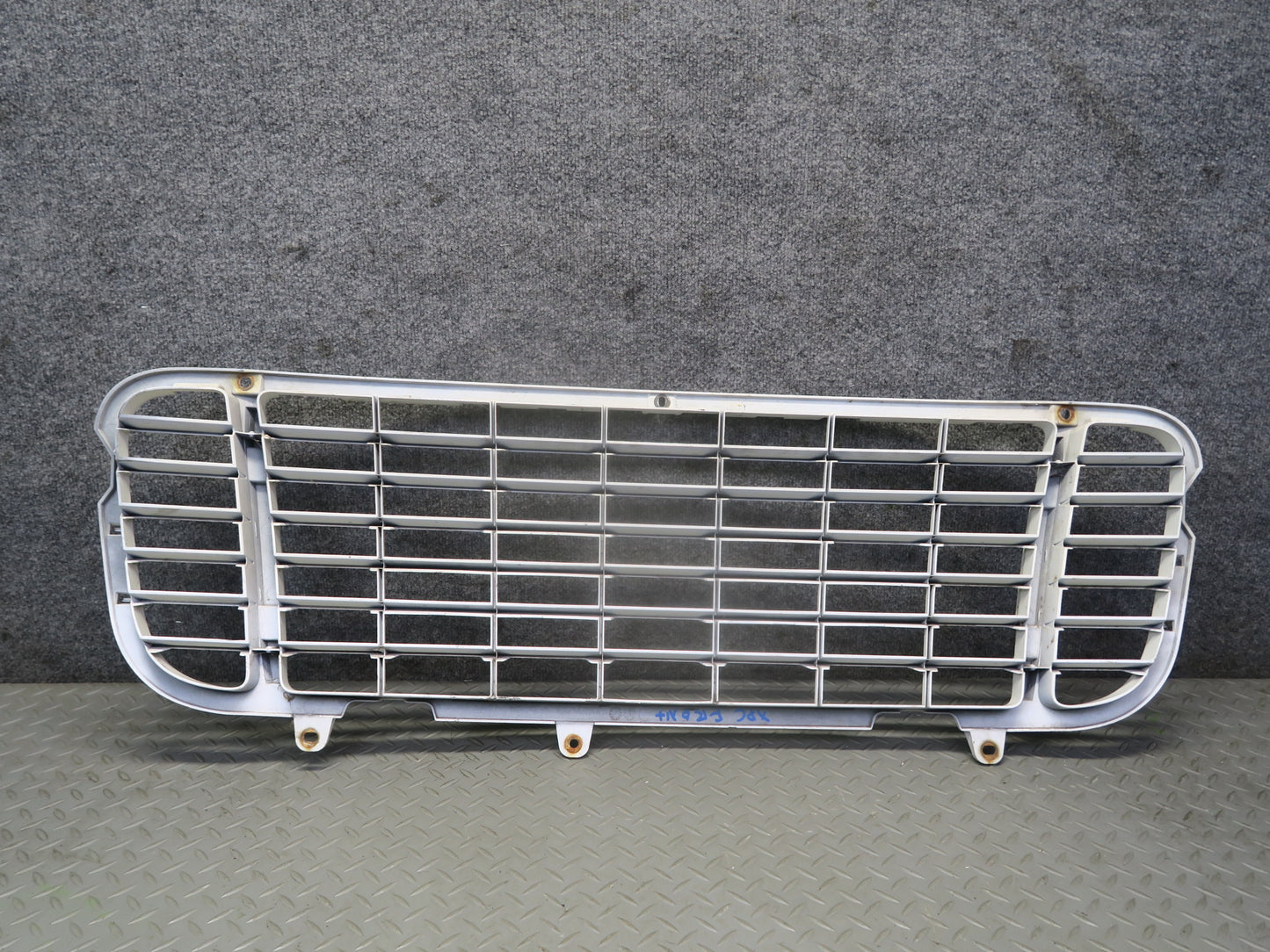 2008-2010 Porsche Cayenne 957 Turbo Front Bumper Center Grille Sand White