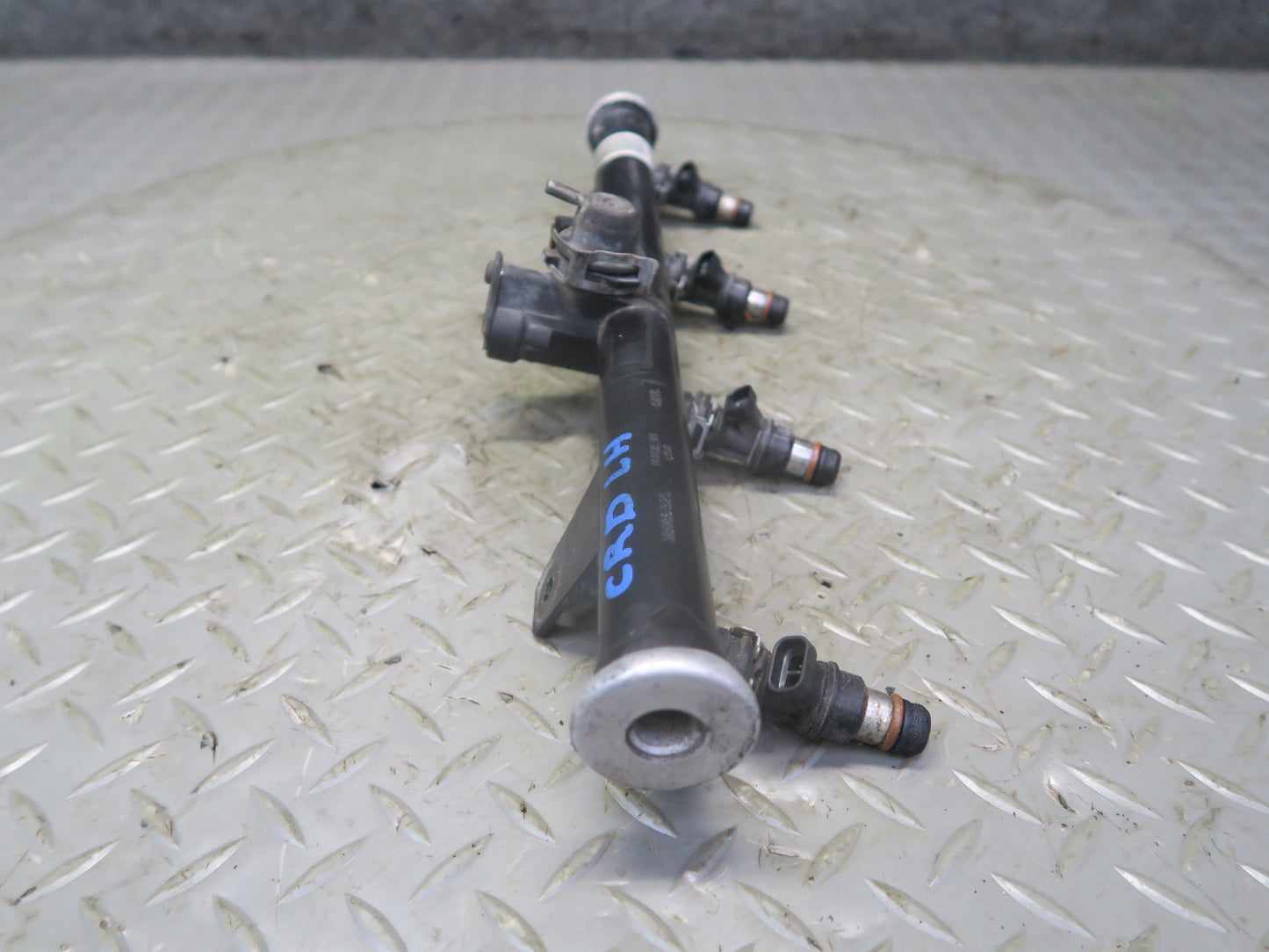 03-04 Chevrolet SSR V8 5.3L Left Fuel Rail Pipe w Injectors Assy 49K Miles OEM