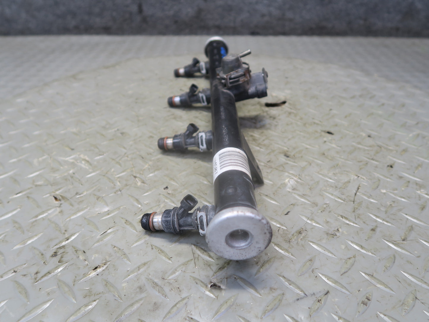 03-04 Chevrolet SSR V8 5.3L Left Fuel Rail Pipe w Injectors Assy 49K Miles OEM