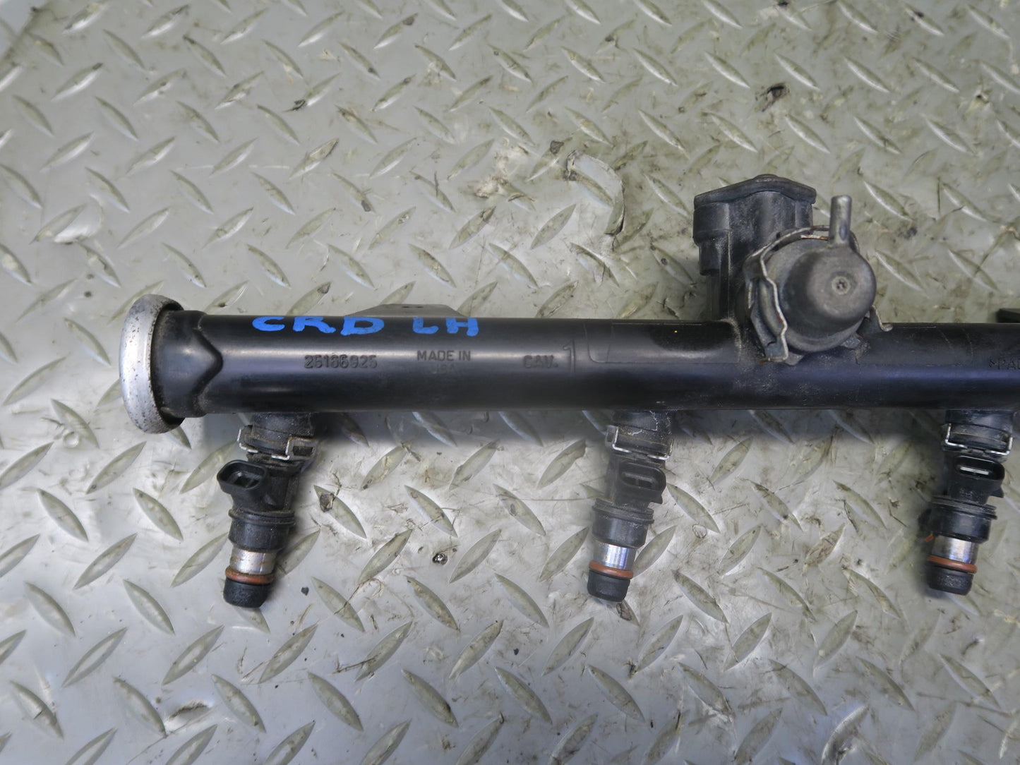 03-04 Chevrolet SSR V8 5.3L Left Fuel Rail Pipe w Injectors Assy 49K Miles OEM