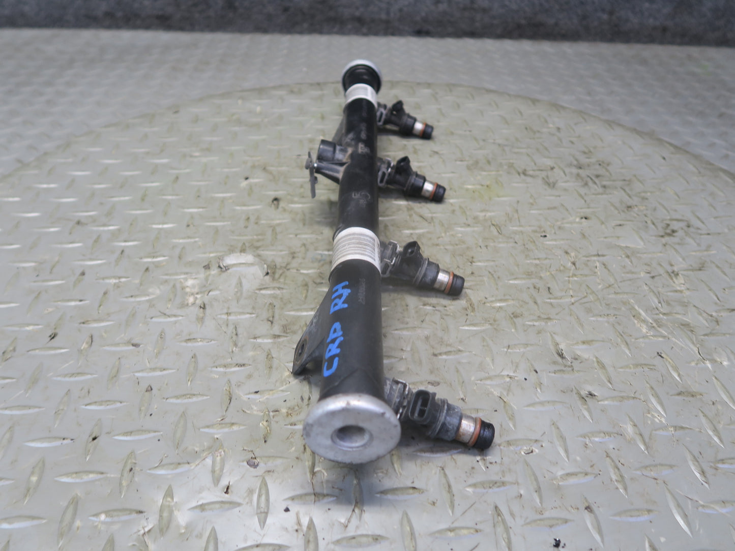 03-04 Chevrolet SSR V8 5.3L Right Fuel Rail Pipe w Injectors Assy 49K Miles OEM