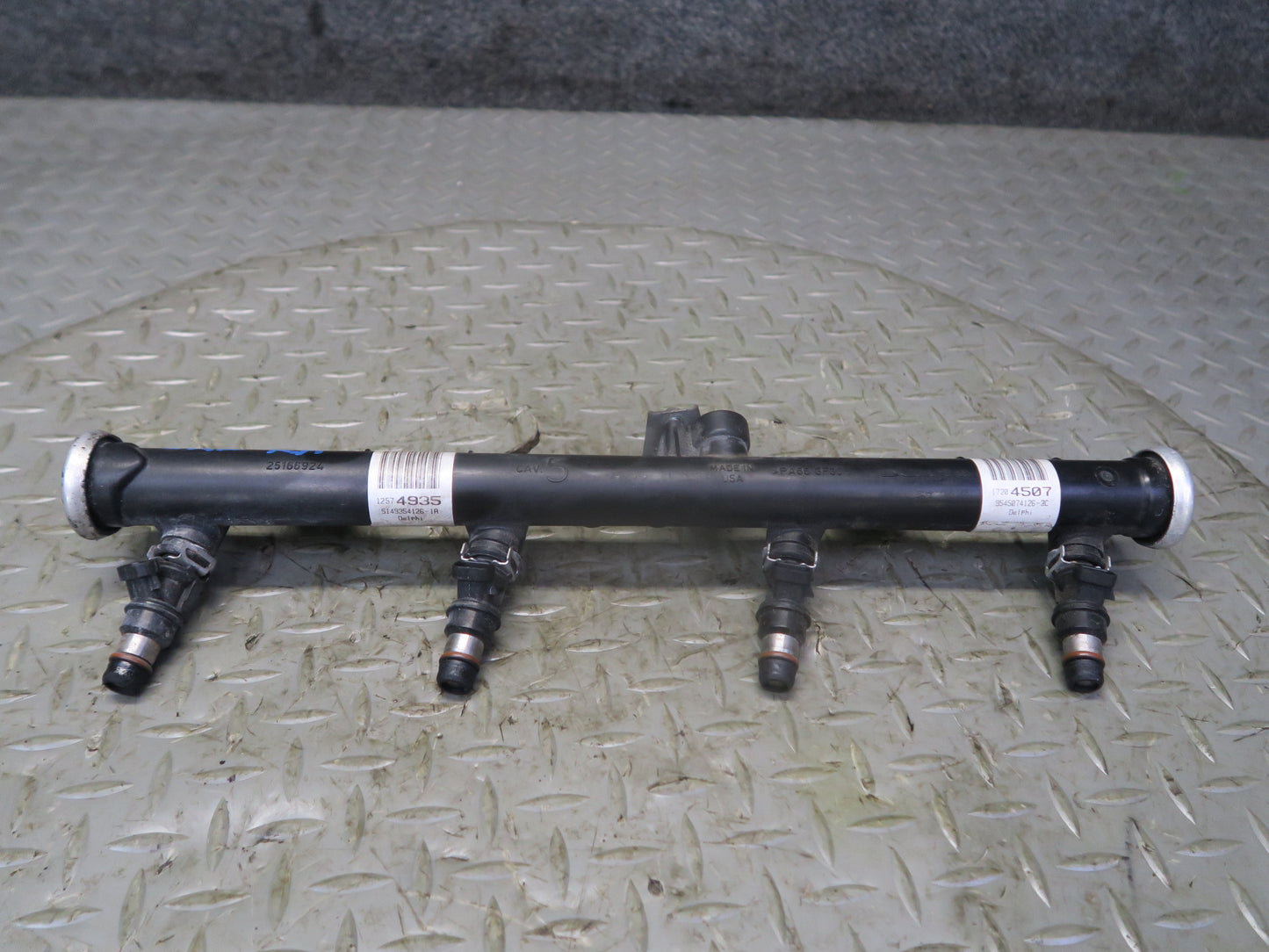 03-04 Chevrolet SSR V8 5.3L Right Fuel Rail Pipe w Injectors Assy 49K Miles OEM