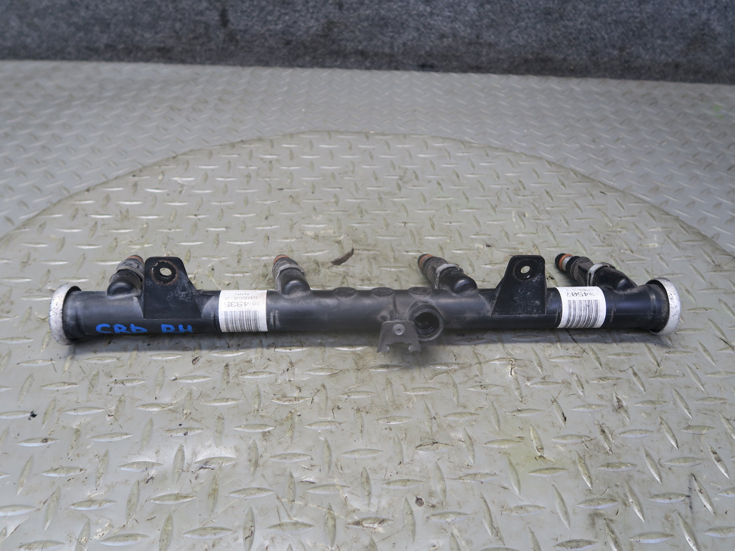 03-04 Chevrolet SSR V8 5.3L Right Fuel Rail Pipe w Injectors Assy 49K Miles OEM