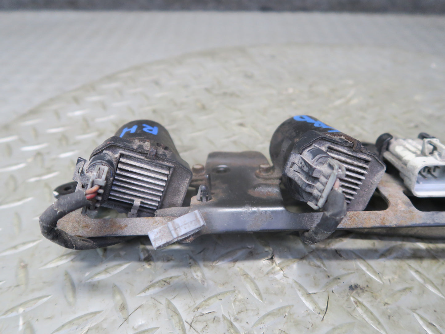 03-04 Chevrolet SSR V8 5.3L Right Engine Ignition Coil Pack Assy 49K Miles OEM