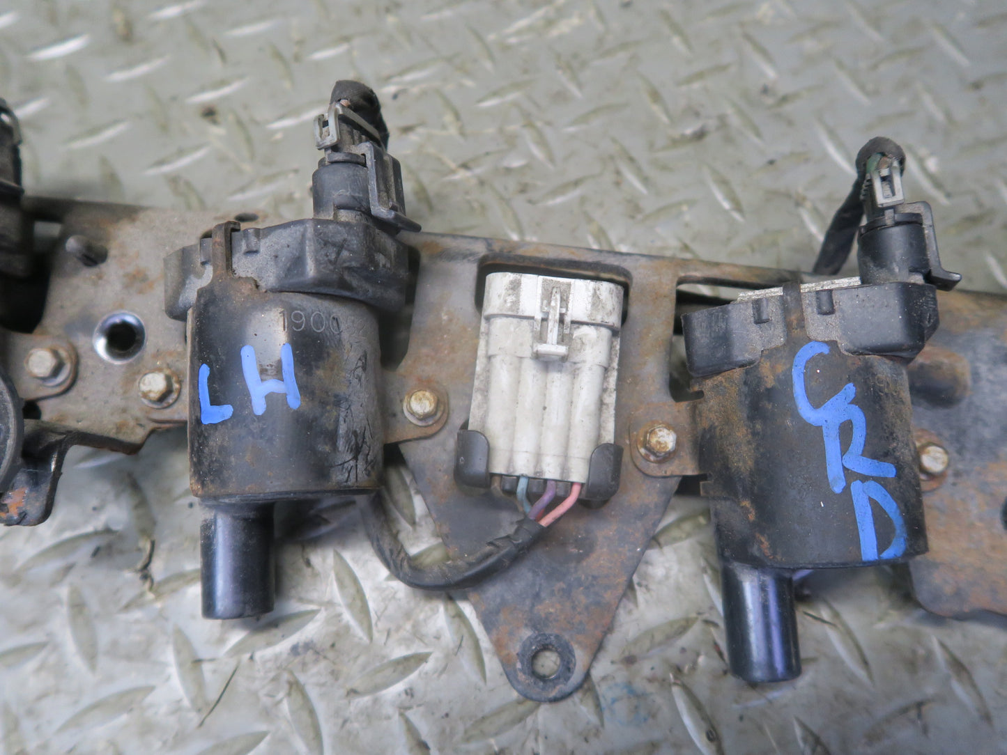 03-04 Chevrolet SSR V8 5.3L Left Engine Ignition Coil Pack Assy 49K Miles OEM