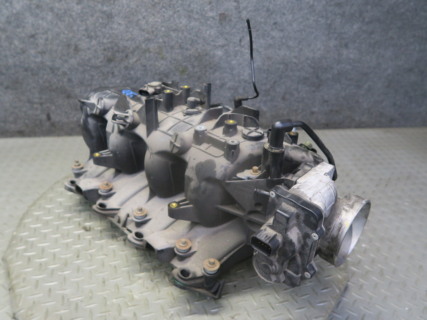 03-04 Chevrolet SSR V8 5.3L Engine Intake Manifold w Throttle Body 49K Miles OEM