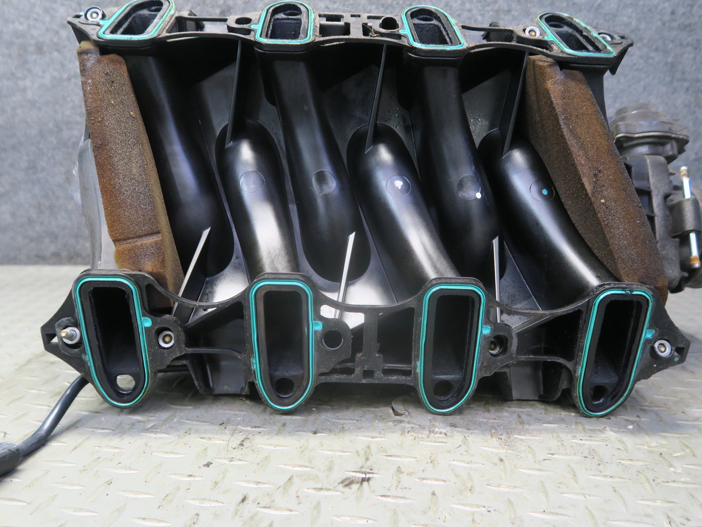 03-04 Chevrolet SSR V8 5.3L Engine Intake Manifold w Throttle Body 49K Miles OEM
