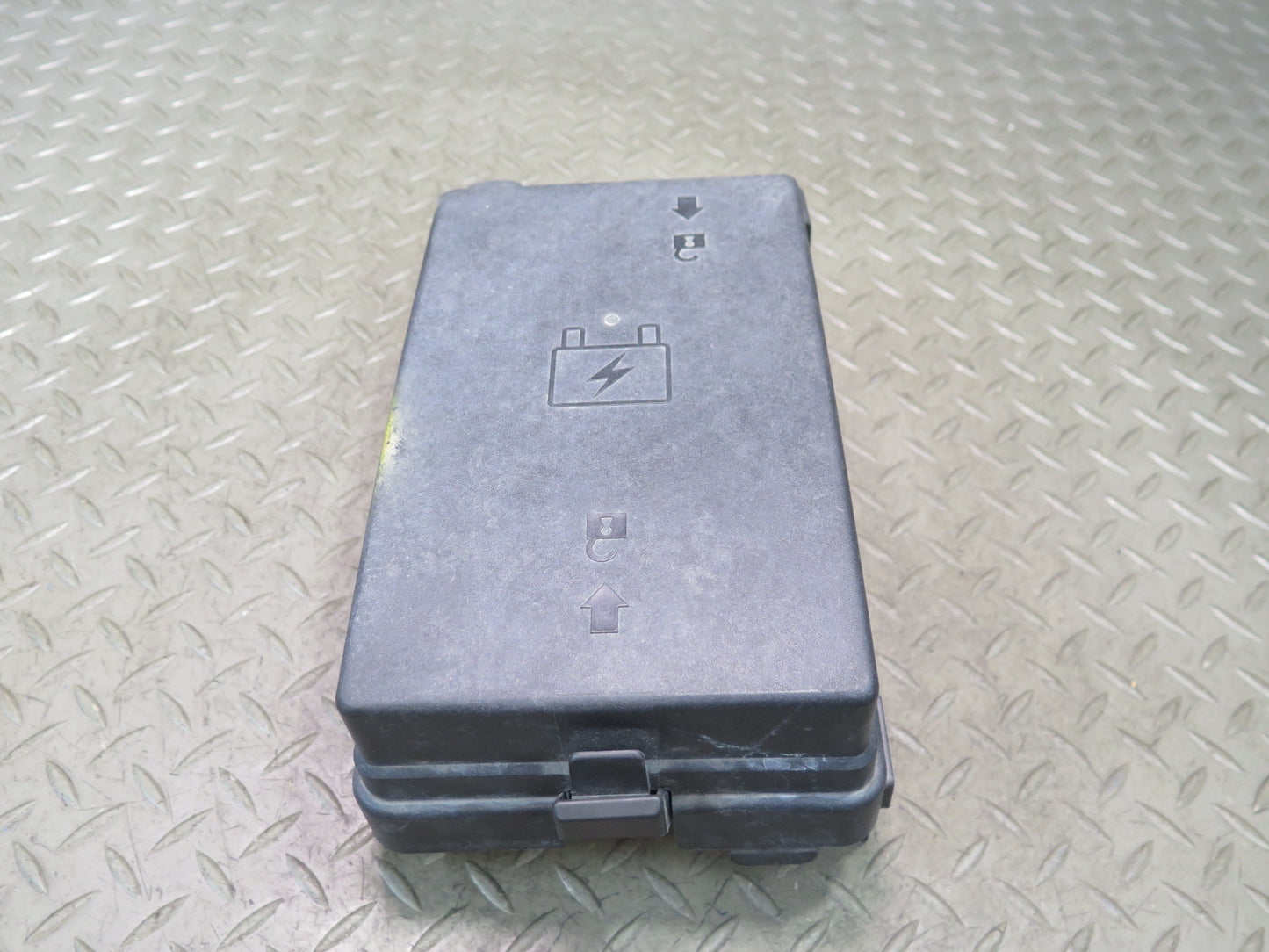 2003 Chevrolet SSR 5.3L LM4 A/T Engine Bay Relay Fuse Box OEM