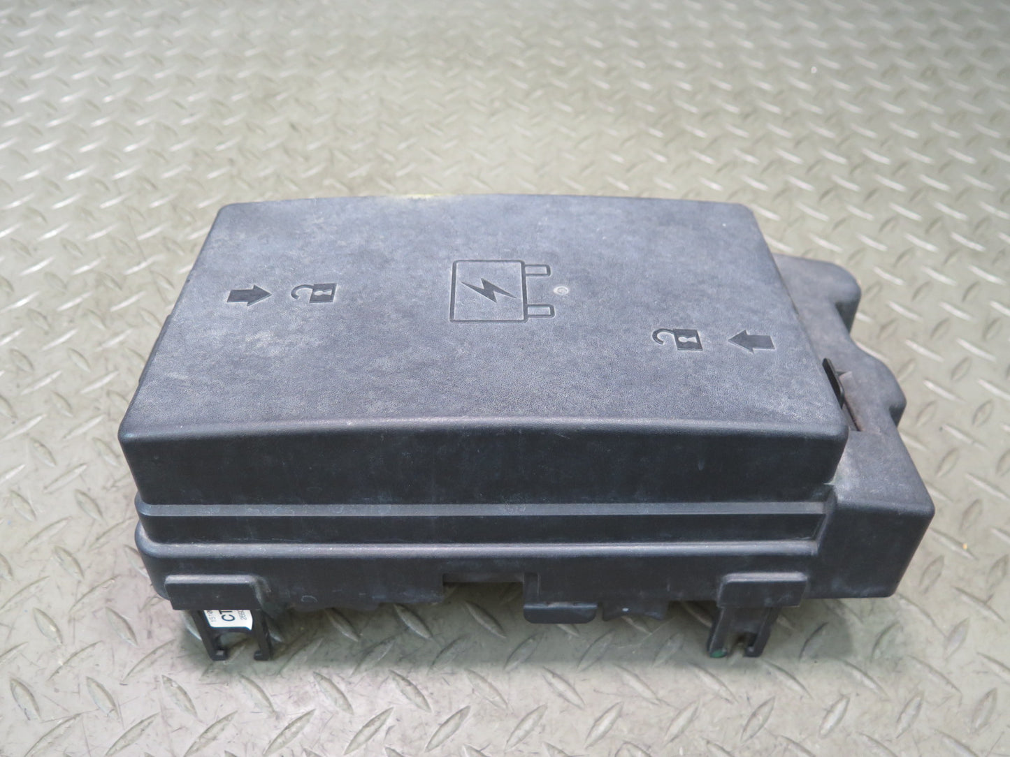 2003 Chevrolet SSR 5.3L LM4 A/T Engine Bay Relay Fuse Box OEM