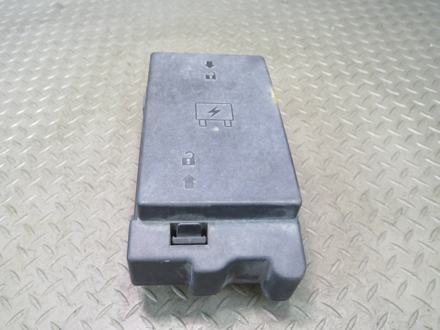 2003 Chevrolet SSR 5.3L LM4 A/T Engine Bay Relay Fuse Box OEM