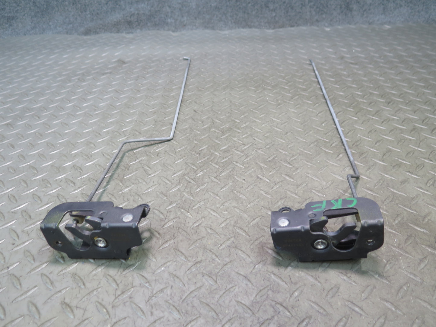 03-06 Chevrolet SSR Rear Right & Left Tailgate Lock Latches w Link Set OEM