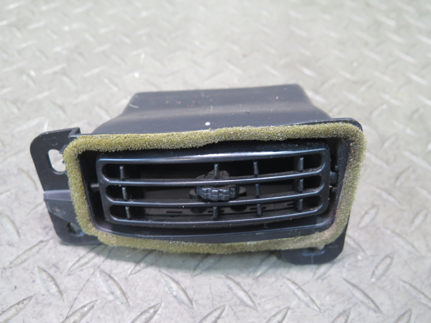 03-06 Chevrolet SSR Dash Dashboard Center Left Air Vent Grille OEM