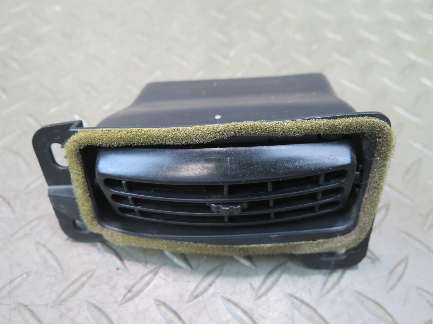 03-06 Chevrolet SSR Dash Dashboard Center Left Air Vent Grille OEM