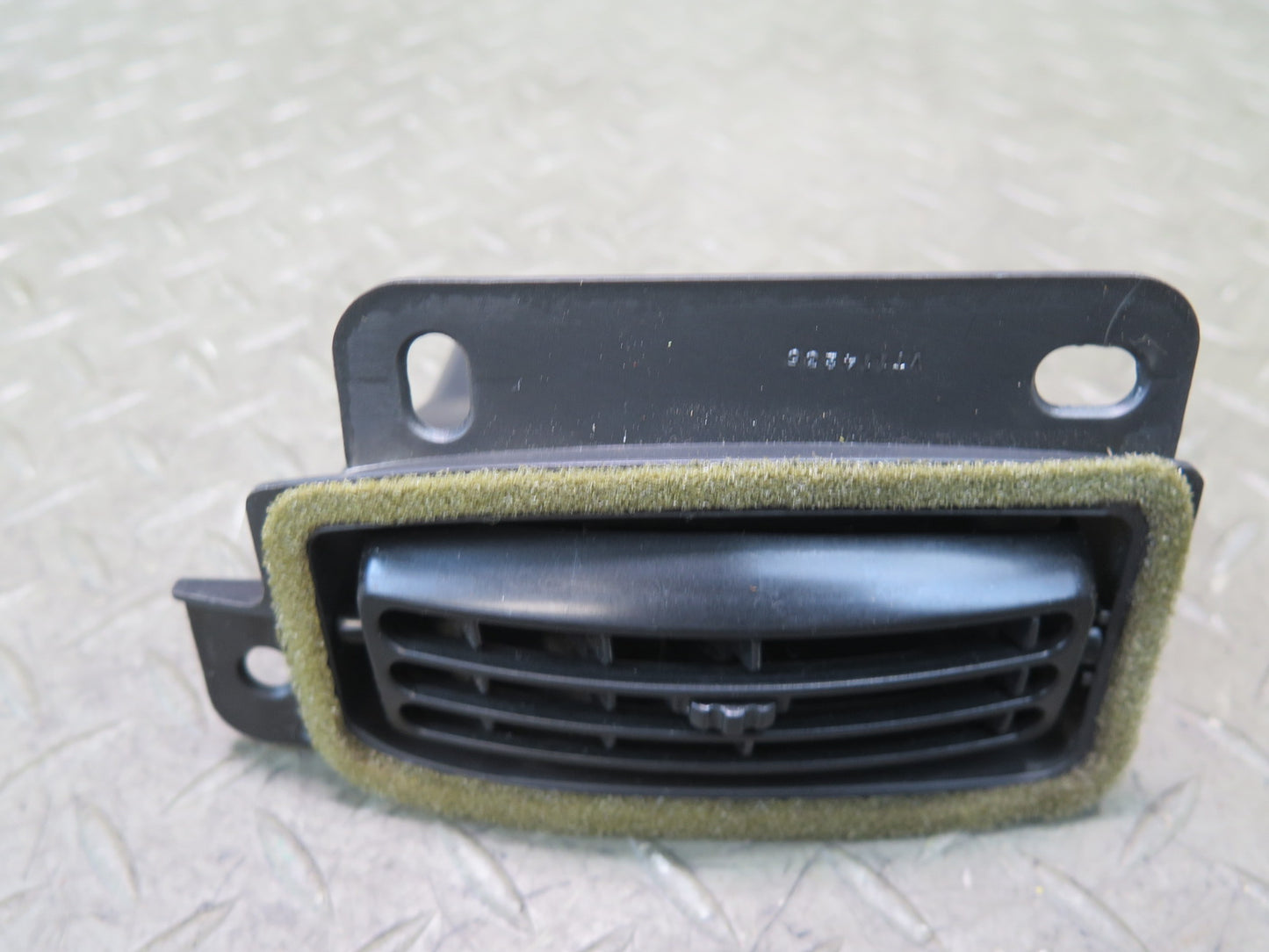 03-06 Chevrolet SSR Dash Dashboard Center Right Air Vent Grille OEM