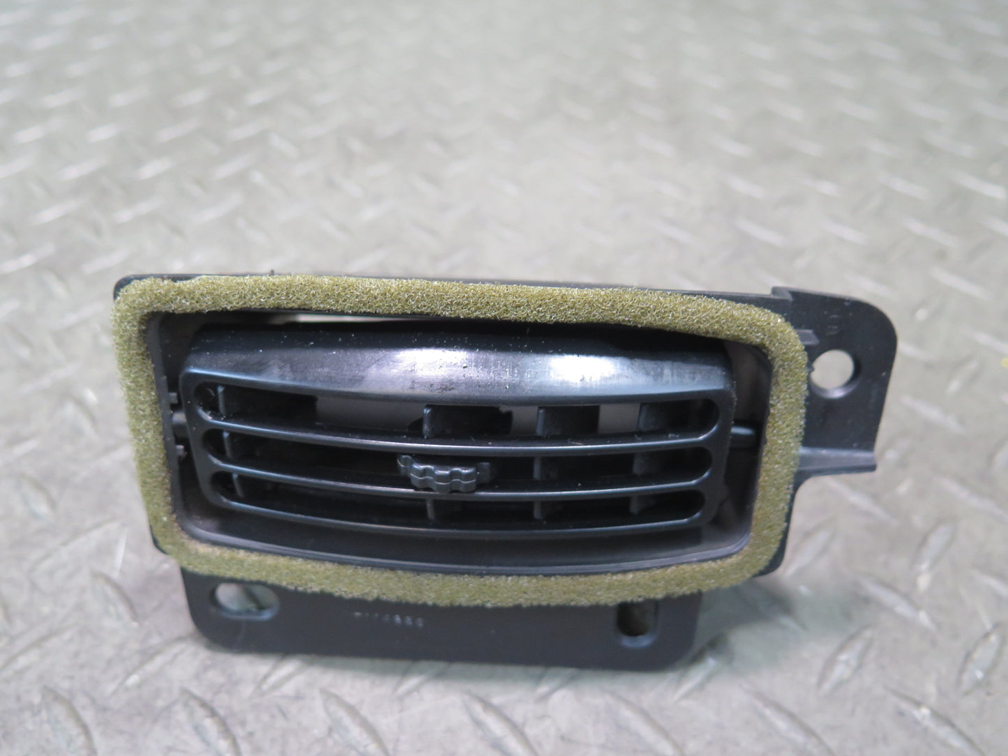 03-06 Chevrolet SSR Dash Dashboard Center Right Air Vent Grille OEM