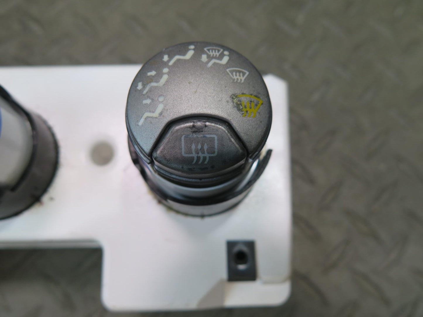 03-06 Chevrolet SSR A/C Air Conditioning Climate Control Switch Panel OEM