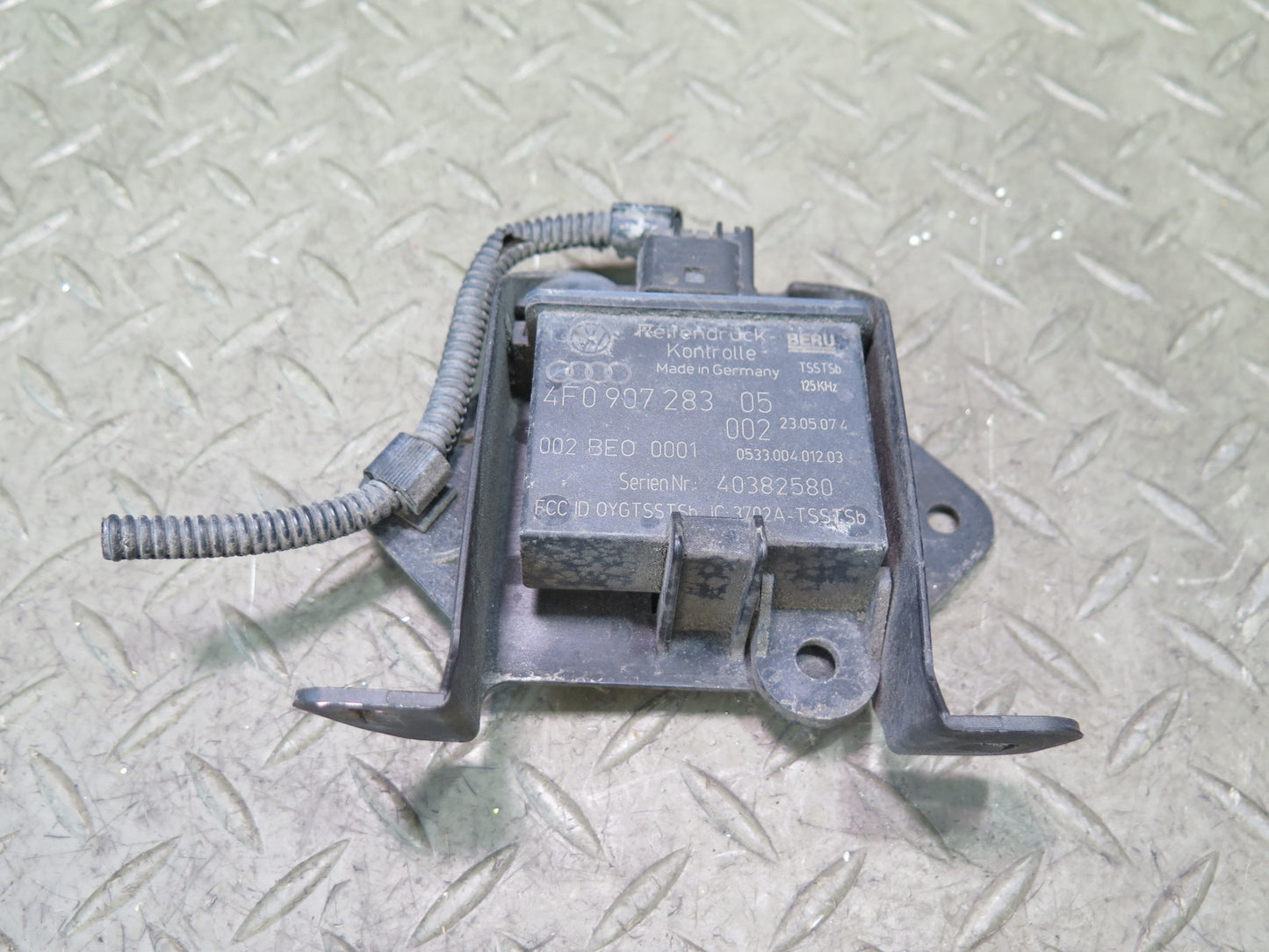 2003-2010 Porsche Cayenne 957 TPMS Tire Pressure Monitor Sensor Module w Bracket