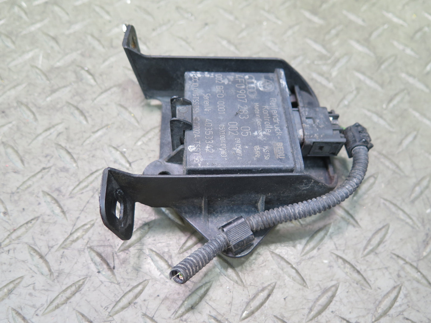 2003-2010 Porsche Cayenne 957 TPMS Tire Pressure Monitor Sensor Module w Bracket