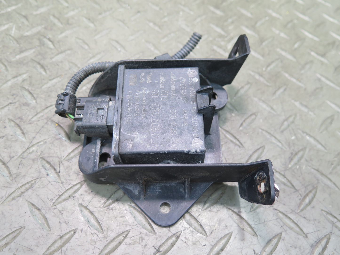 2003-2010 Porsche Cayenne 957 TPMS Tire Pressure Monitor Sensor Module w Bracket
