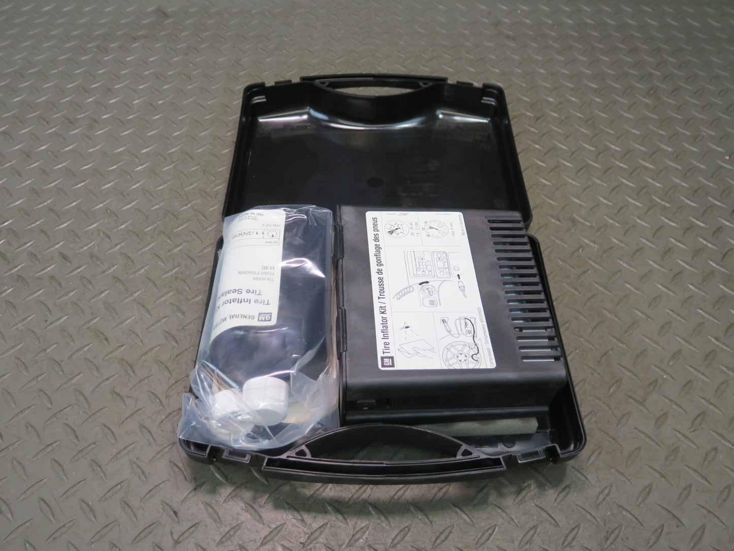 03-06 Chevrolet SSR  Tire Compressor Inflator KIT Set w Case OEM