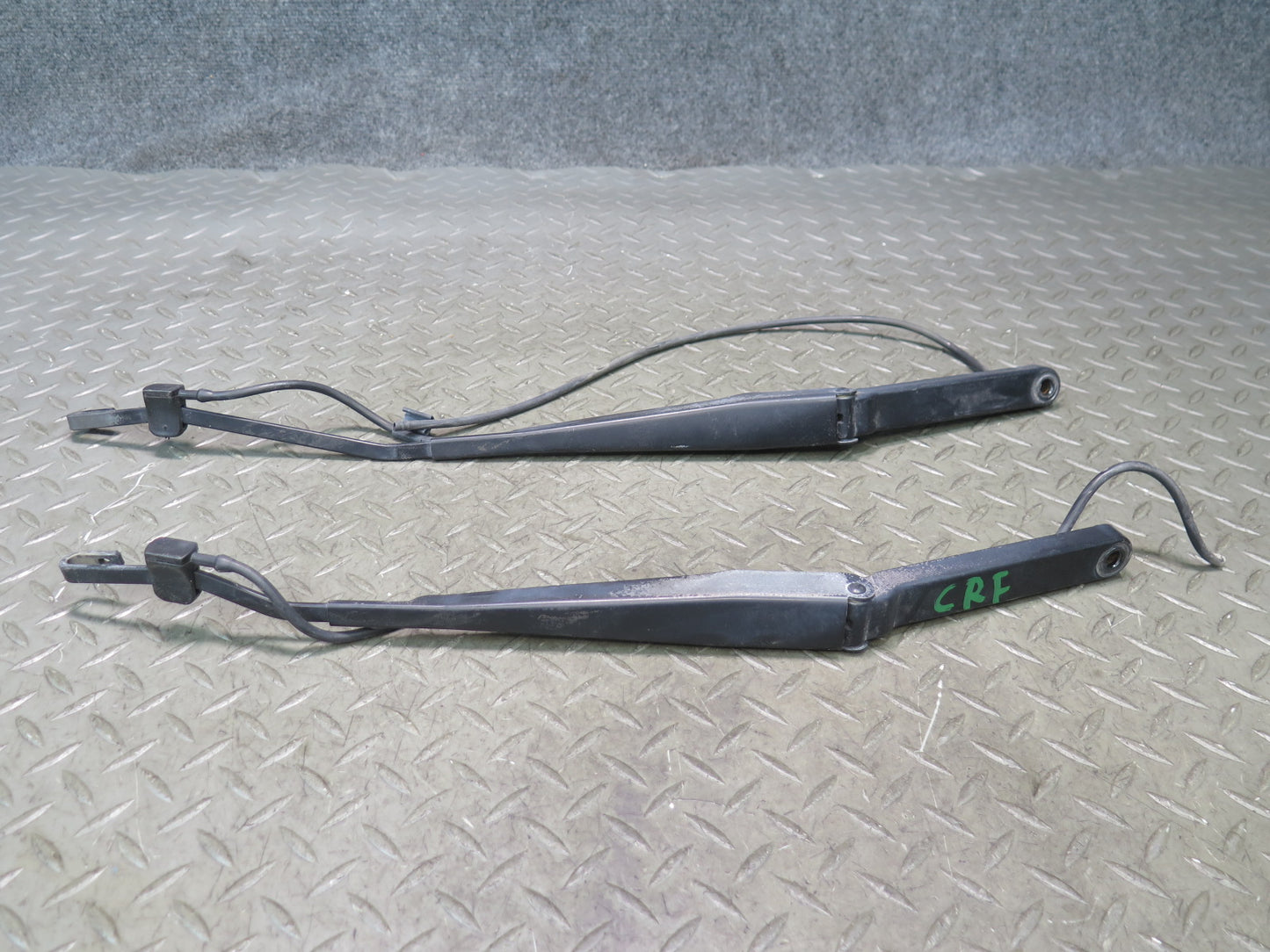 03-06 Chevrolet SSR Set of 2 Front Left & Right Windshield Wiper Arm OEM